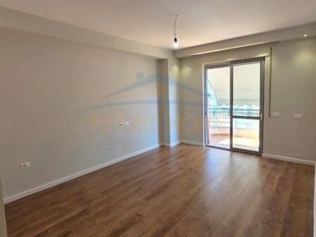 Shitet, Apartament 2+1+2, Restorant Deliu, Fresk.