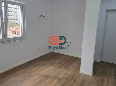 Prane Shkolles Se Kuqe, Shitet Apartament 1+1 I Sapo Investuar !!