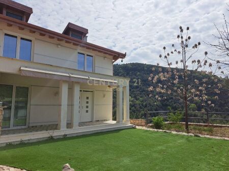 Villa e 7000 m2 di terreno in vendita a Lanabregas