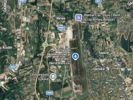 Toke buze rruge per shitje prane Aeroportit Rinas Tirane (ID 4191013)