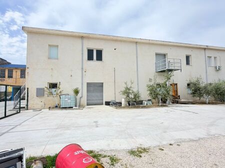 JEPET ME QERA MAGAZINE NE ZONEN E SHKOZETIT, DURRES