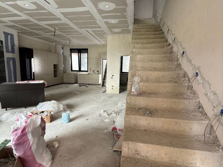 A Kodra Diellit 2 Duplex In Vendita Con Planimetria Regolare