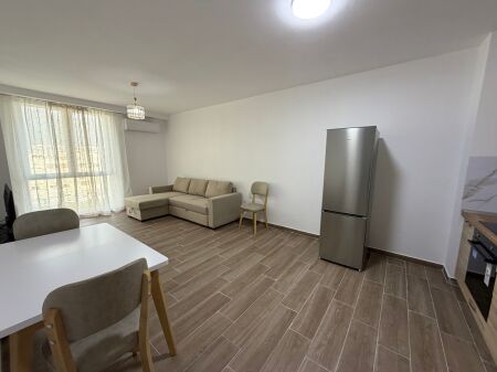 Apartament 2+1 me qira – Zona 5 Maji
Jepet me qira apartament 2+1 në zonën e 5 Majit.  • Ndodhet në pallat të ri  • Kati i 2-të dhe kati i 5-të (opsione të disponueshme)  • Organizim i rregullt dhe hapësira të bollshme  💰 Çmimi: 50,000 lekë/muaj  