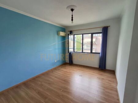 Qera, Ambjent zyre, Bllok,Tiranë