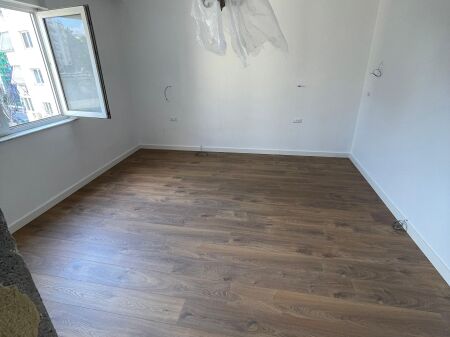 🏢Pak minuta larg Stadiumit Air Albania ,Rr.Dervish Hima jepet me qera per zyra,apartament 1+1,Bosh. 1,000 €(Neto)