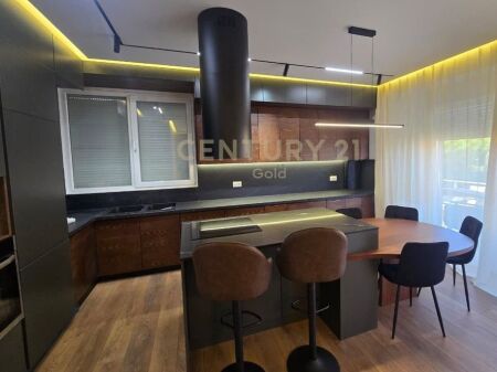 APARTAMENT ME QIRA 2+1+2+ POST PARKIMI , KOPSHTI BOTANIK. 