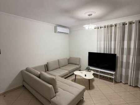 Affittasi 1+1, Università Europea