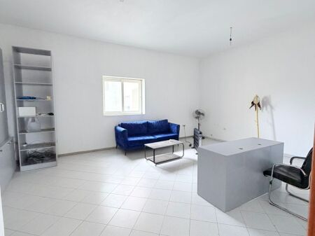 JEPET ME QERA AMBIENT BIZNESI ZONA E ISH KENETES, DURRES