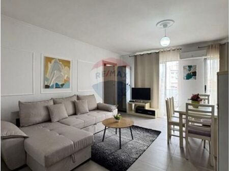 Apartament 2+1 per qira tek Komuna e Parisit