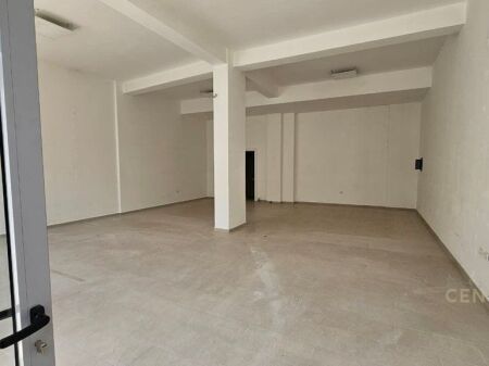 Jepet me qira ambient biznesi 95 m² – Komuna e Parisit, Tiranë!