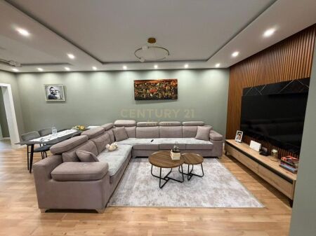 JEPET ME QIRA APARTAMENT 2+1+2+BALLKON TEK ISH TREGU ELEKTRIK !!