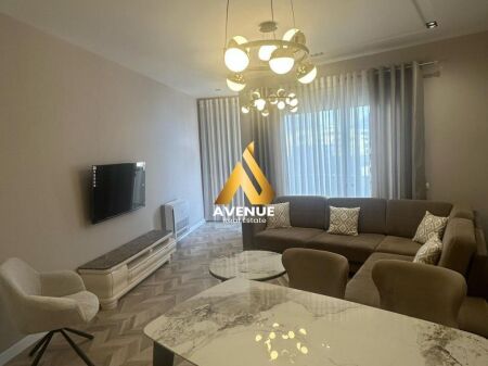 SHITET APARTAMENT LUKSOZ 2+1+2 – PRANË Sheshi Skënderbej, NË Tiranë