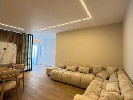 Apartament luksoz për shitje në Golem – vetëm 30 metra nga deti!