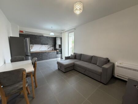 Appartamento 2+1 in affitto – Zona 5 Maji  Appartamento 2+1 in affitto nella zona di 5 Maji.  • Situato in un edificio nuovo  • 2° piano (opzioni disponibili)  • Organizzazione regolare e spazi ampi  💰 Prezzo: 50.000 lek/mese  Per maggiori informazioni o visita, contattare in privato.