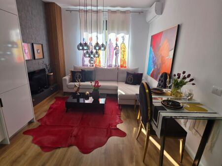 Shitet Apartament 1+1  Adresa : Mozaiku Tiranes  Kati 6  E mobiluar Siperfaqe 63 m2  Cmimi : 169,000 €