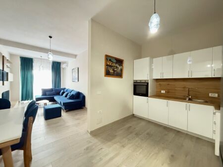 Jepet me Qera Apartament 1+1 Xhamllik, Kompleksi Eshli, prane Materniteti i Ri