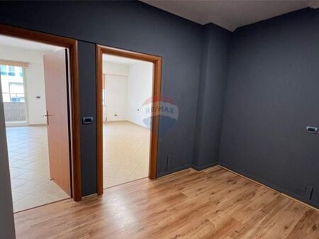 Jepet zyre per qira, Myslym Shyri