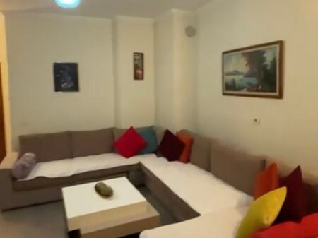 In affitto 2+1+1 Kthesa e Kamzes Pallatet e Verdha 400 mila leke