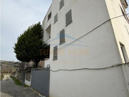 Shitet, Vilë 3-Katëshe në Prush, Kombinat, Tiranë