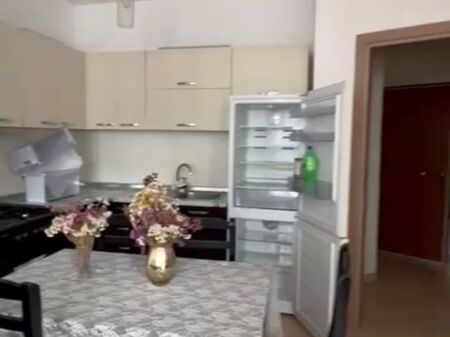 Jepet me qira Apartament 1+1, Astir