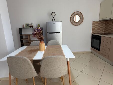 🏠Pas Spitalit Amerikan 2,Rruga Lluke Kacaj jepet me qera kati i III-te i nje vile,1+1,i mobiluar 40,000 Leke 
