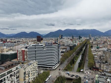 🏢 Locale Commerciale in Affitto – Corner Residence, Via Kavajës