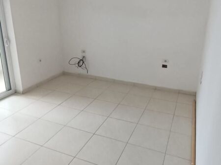 Affittasi 2+1+2 VUOTO Xhamlliku 400 mila lek