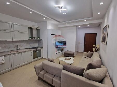 Apartment - For Rent - Commune of Paris, Tirana