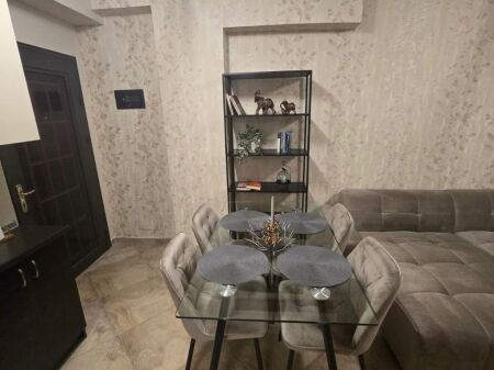 JEPET APARTAMENT ME QERA 1+1 RRUGA E BARRIKADAVE