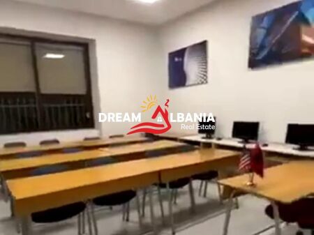 Zyre me qera 3 Ambiente pune ne Bllok prane Conadit, Tirane (ID 42611526)