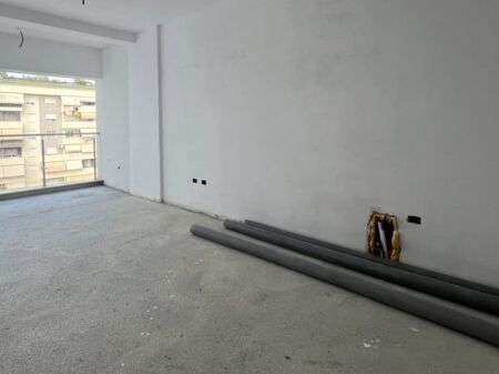 Shitet Apartament 2+1+2 – Komuna e Parisit | pranë KIKA 2