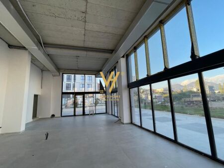 JEPET AMBIENT BIZNESI 120 M2 ME QIRA TE BULEVARDI I RI 1.500 EURO