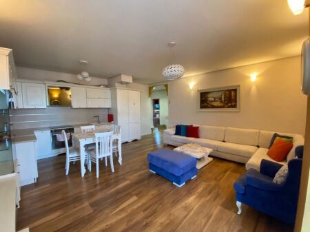 Shitet Apartament 2+1+2 ne Xhamllik
