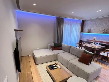 🏡 Jepet me qera apartament 1+1 te Oasis Residence, Astir  ✔️ Apartamenti eshte i arreduar plotesisht ✔️ Arredim modern dhe bashkekohor ✔️ Perfshin vend parkimi 🚗 ✔️ Zone e qete dhe e aksesueshme  💰 Cmimi: 70,000 leke / muaj