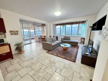 📣 SHITET Apartament me Verandë Gjigande 📍 Sheshi Willson 🛣️ Rruga "Ymer Kurti" ✨