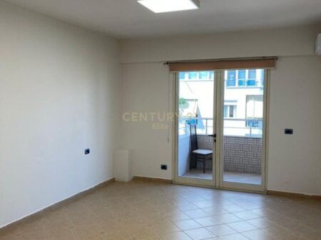 Ambient Zyrash 1+1 Me Qira | Myslym Shyri, pranë Drejtorisë së Policisë, Tiranë | 600€ | 70 m²