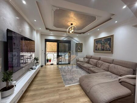 Shitet apartament 2+1 me 2 tualete pranë Hotel Antalya