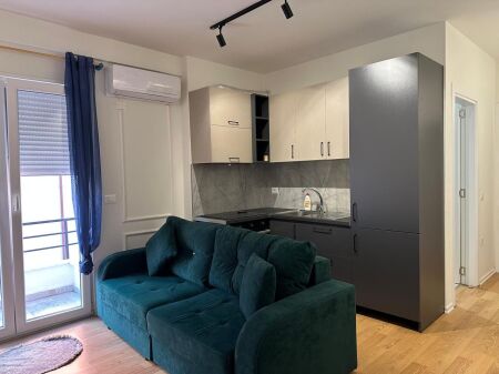 Jepet 1+1 mobiluar re xhamia Selites 450 eu + parking