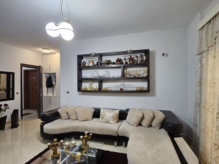 Jepet me Qera: *Apt. 1+1+ guzhine më vete (Kodra Diellit) pallati ri  çmimi *60,000 / Muaji*