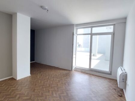 Office for rent at the Commune of Paris