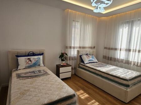 Shitet apartament 2+1+2 tek Pallati me Shigjeta