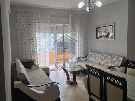 Jepet me qera apartament 1+1 ne shkembin e kavajes