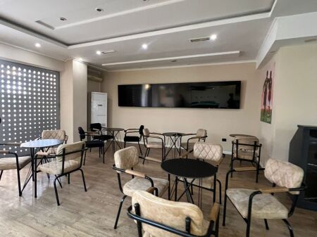 Shitet dyqan tek Komuna e Parisit