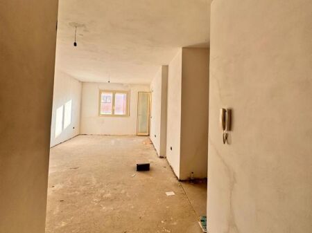 SHITET APARTAMENT 2+1+2+ BALLKON DURRES VILA E ZOGUT MUNDESI PER TA NDAR NE 2 APARTAMENTE 1+1 OSE GARZONIERE