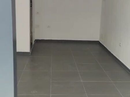 NEGOZIO 50000 LEKE. VIA 5 MAJI. DIETRO IL CONCORD CENTER.