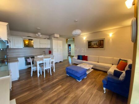 Shitet Apartament 2+1+2 ne Xhamllik