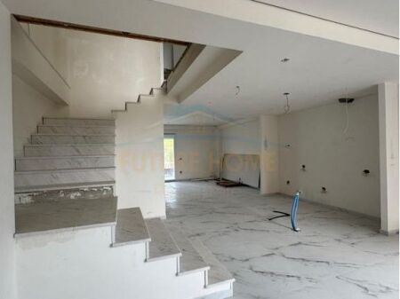 Shitet, Duplex , Fresk , Tiranë