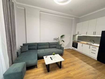 Shitet apartament 1+1 tek Restorant Fresku