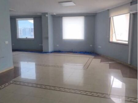 AMBIENT PER ZYRA, ISH STACIONI TRENIT!