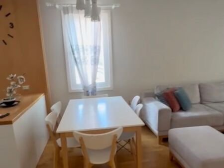Apartament 3+1+ 2 Poste Parkimi tek Komuna prane Kristalit!
